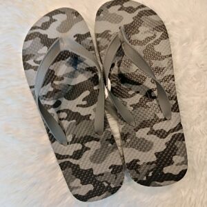 5 for $10 🥳 Men's gray black camouflage military print flip flops🔥HOST PICK🔥